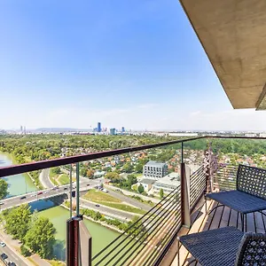 Sky9 District 3 Apartmán